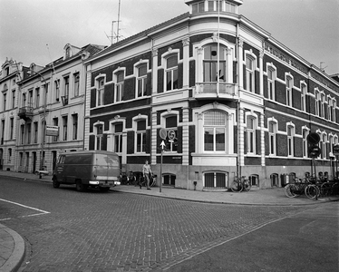 73645 Gezicht op de hoek Westerstraat / Moreelselaan te Utrecht, uit het westen, met het gebouw van de N.V. Zwolsche ...